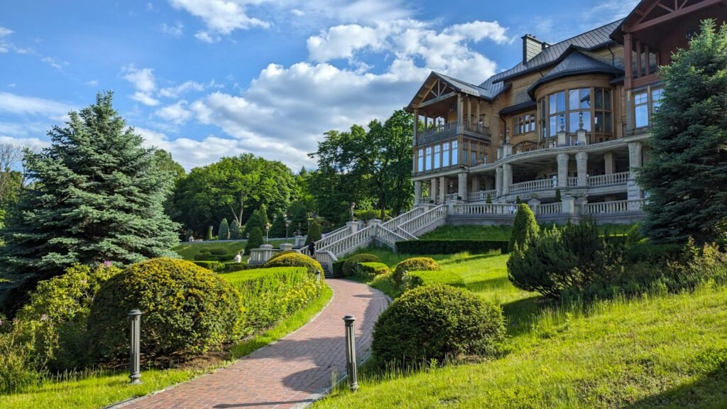 How To Buy Luxury Homes At A Discount Thanks To Celebrity Sellers